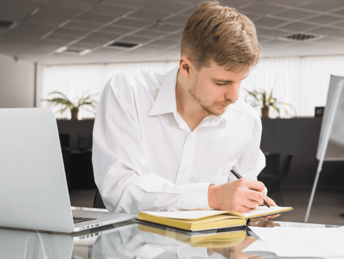 Чек-лист 2026: как открыть бизнес параллельно работе по найму без увольнения — пошаговая инструкция | Как запустить свой бизнес, не увольняясь с работы: подробный чек-лист