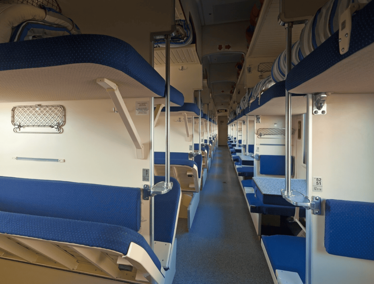 История из поезда: Как поступила хитрая пассажирка, когда ее попросили уступить нижнее место