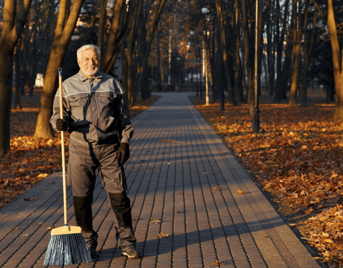 Спрос на дворников на Урале взлетел на 22%: зарплаты подскочили | На Урале фиксируется заметный рост потребности в дворниках: причины