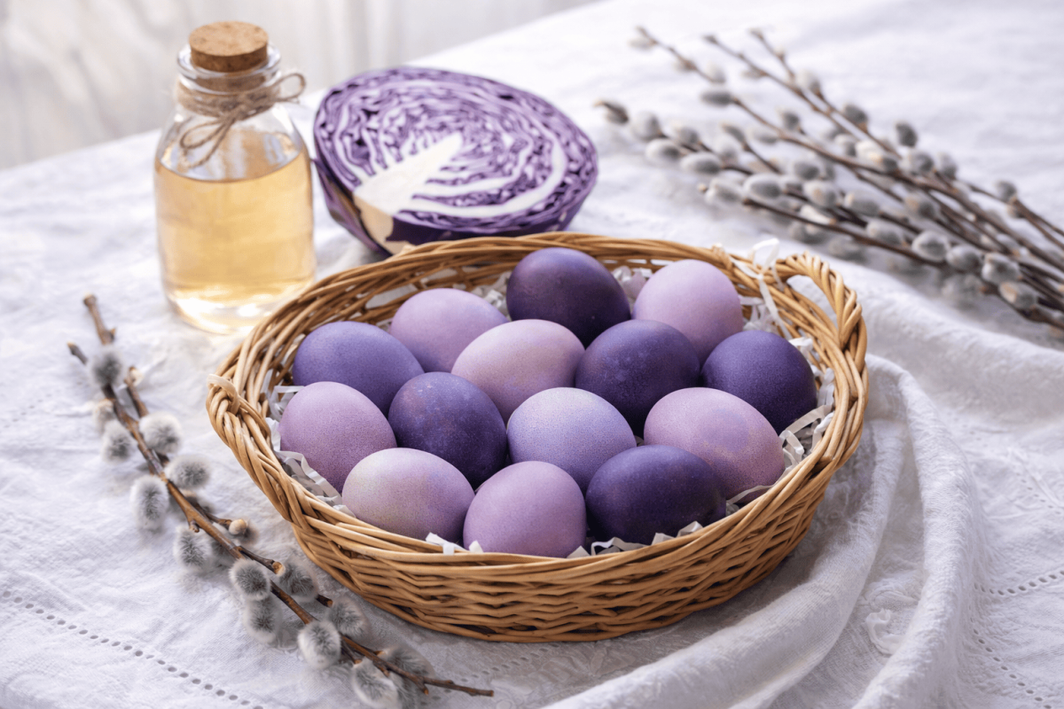 Красим пасхальные яйца в модный сиреневый цвет: простой способ с краснокочанной капустой — без химии и за 15 минут