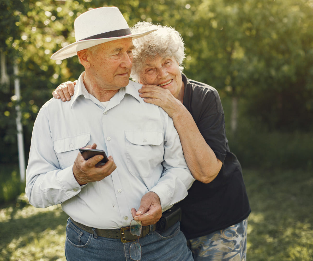 Какие выплаты и скидки положены пенсионерам старше 70 лет в России сейчас